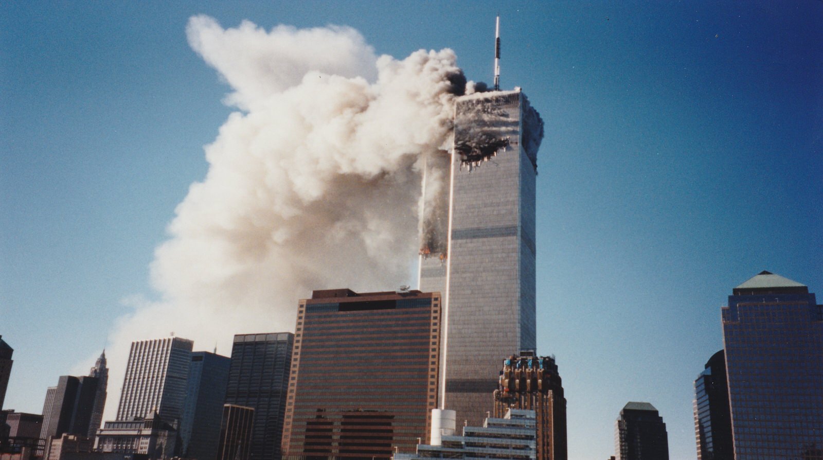 2001 год терроризм. Башни-Близнецы 11 сентября 2001. Взрыв башен близнецов 11 сентября 2001. Всемирный торговый центр в Нью-Йорке 11 сентября 2001 года.